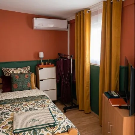 Soba Pula,900 M Od Amfiteatra, 300 M Od Bus Stanice,parking U Ulici,self Check In Out * Pola